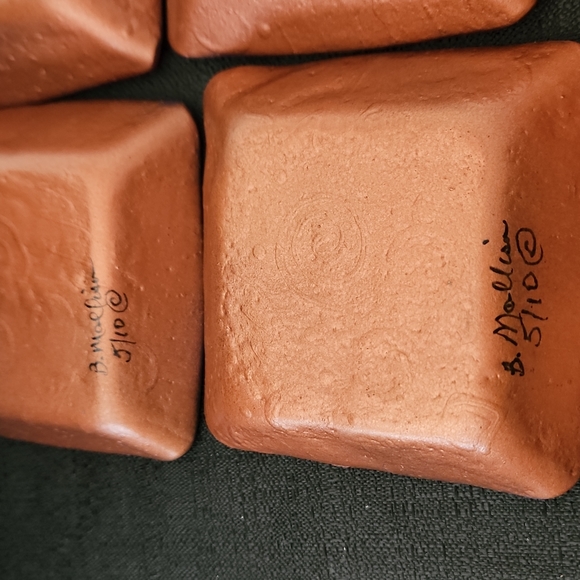 VINTAGE 1970S BOHO DECOR ABSTRACT ARTIST SIGNED GLASS PALLETES(6). - Picture 10 of 15